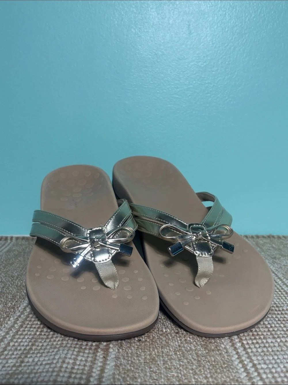 Women’s Vionic Bella X Toe Post Metallic Gold Flip-Flops with Bow. Size-7.5